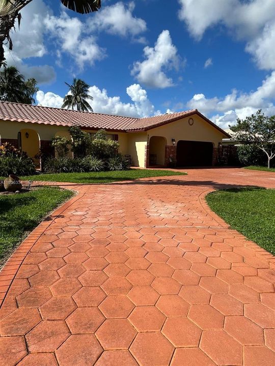 出租: $4,400 (4 贝兹, 3 浴室, 2033 平方英尺)