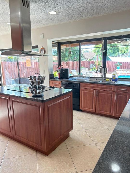 出租: $4,400 (4 贝兹, 3 浴室, 2033 平方英尺)