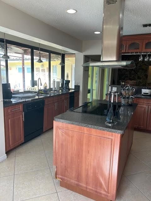 出租: $4,400 (4 贝兹, 3 浴室, 2033 平方英尺)