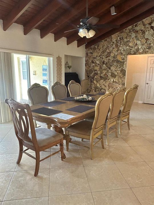 出租: $4,400 (4 贝兹, 3 浴室, 2033 平方英尺)