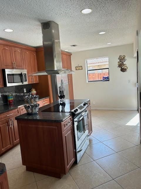 出租: $4,400 (4 贝兹, 3 浴室, 2033 平方英尺)