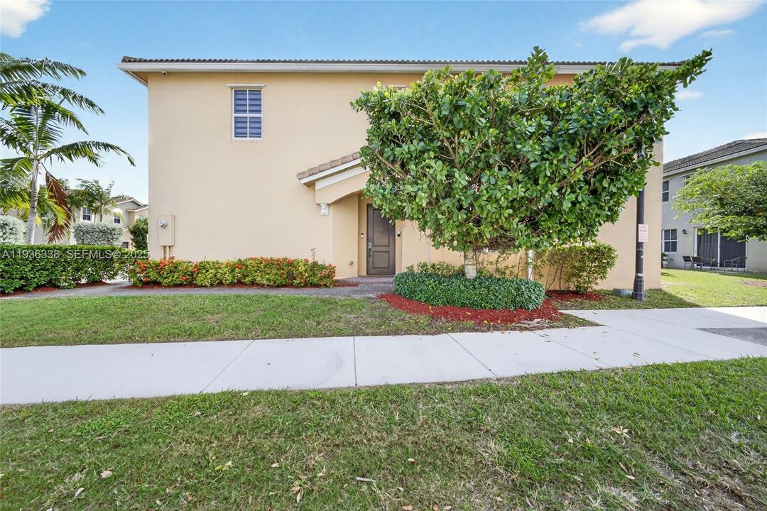 For Sale: $409,000 (4 beds, 3 baths, 1952 Square Feet)