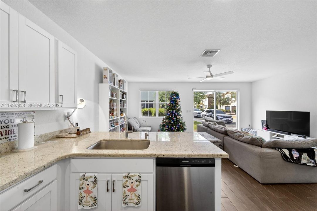 For Sale: $409,000 (4 beds, 3 baths, 1952 Square Feet)