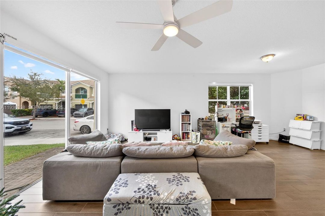 For Sale: $409,000 (4 beds, 3 baths, 1952 Square Feet)