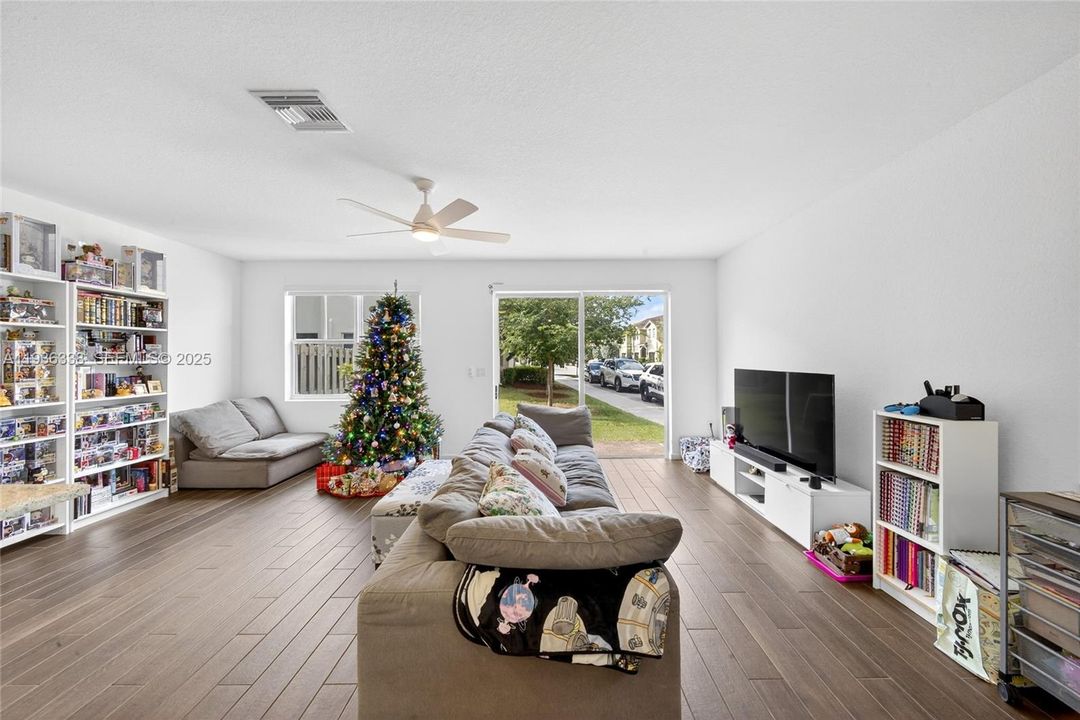 For Sale: $409,000 (4 beds, 3 baths, 1952 Square Feet)