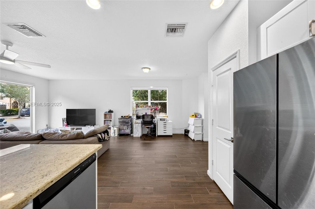 For Sale: $409,000 (4 beds, 3 baths, 1952 Square Feet)