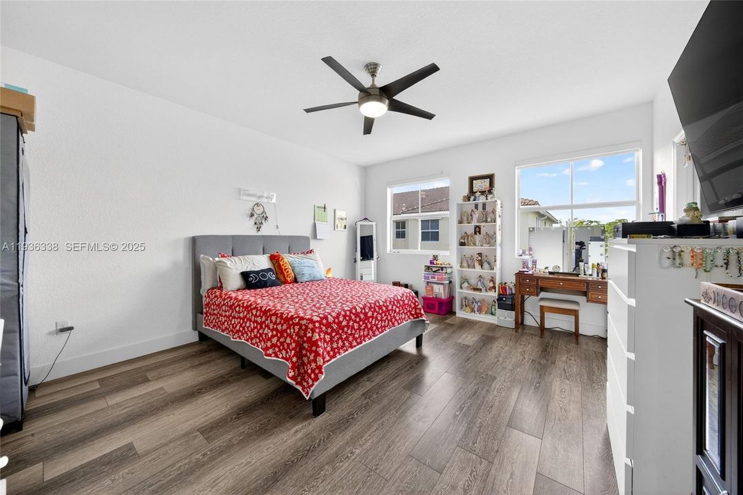 For Sale: $409,000 (4 beds, 3 baths, 1952 Square Feet)