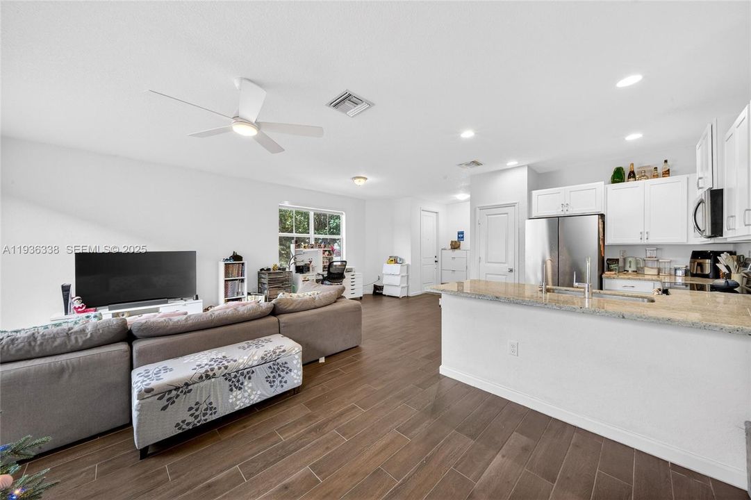 For Sale: $409,000 (4 beds, 3 baths, 1952 Square Feet)