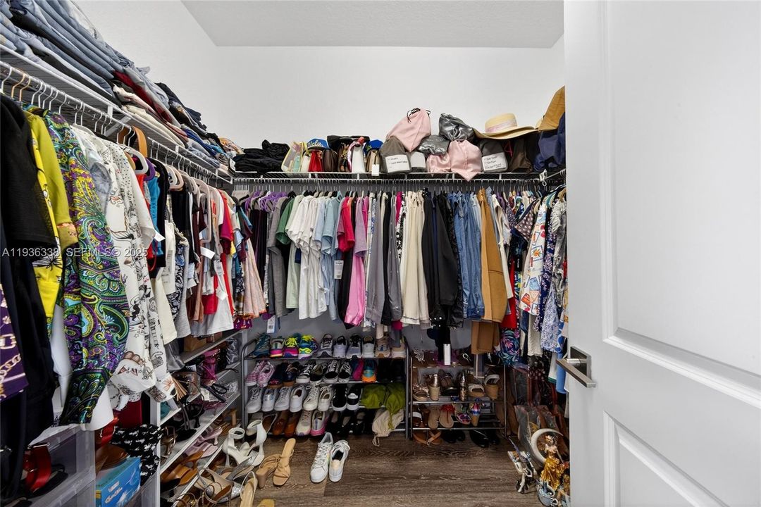 For Sale: $409,000 (4 beds, 3 baths, 1952 Square Feet)