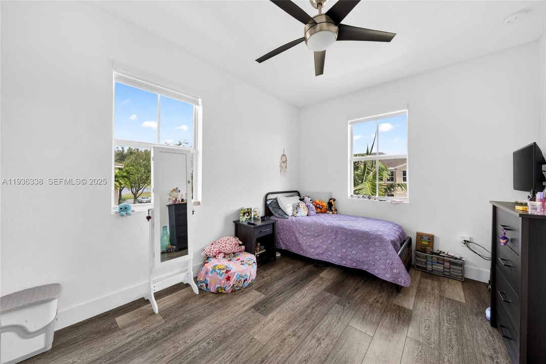 For Sale: $409,000 (4 beds, 3 baths, 1952 Square Feet)