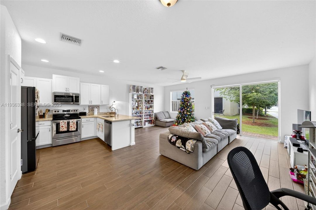 For Sale: $409,000 (4 beds, 3 baths, 1952 Square Feet)