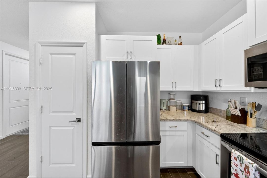 For Sale: $409,000 (4 beds, 3 baths, 1952 Square Feet)