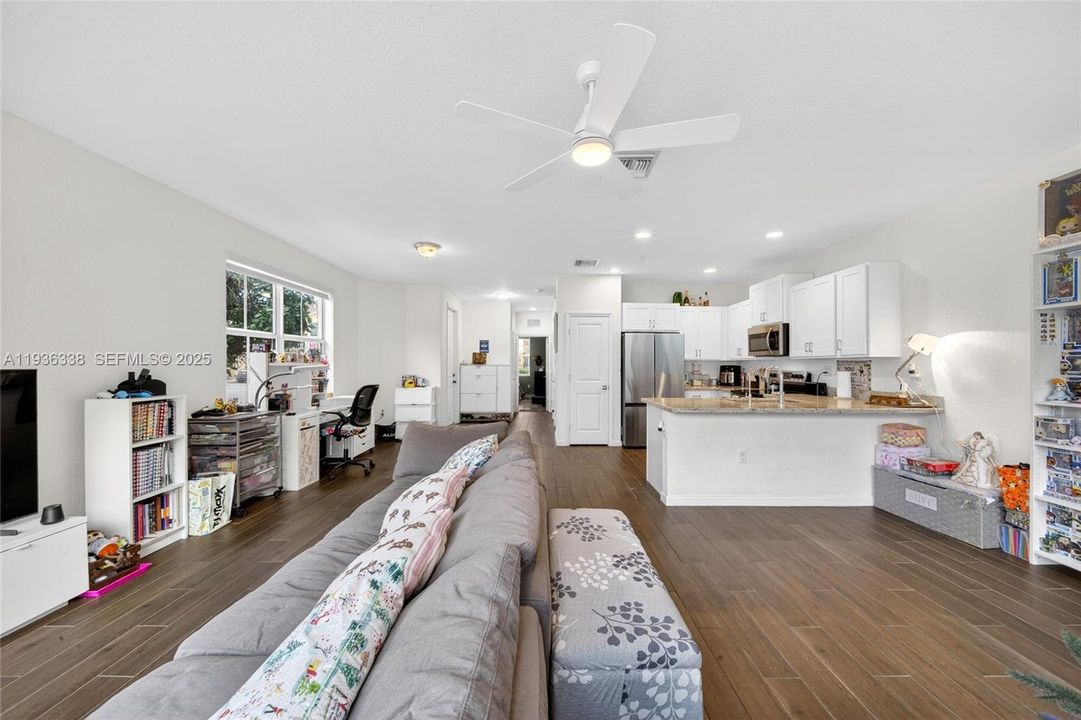 For Sale: $409,000 (4 beds, 3 baths, 1952 Square Feet)