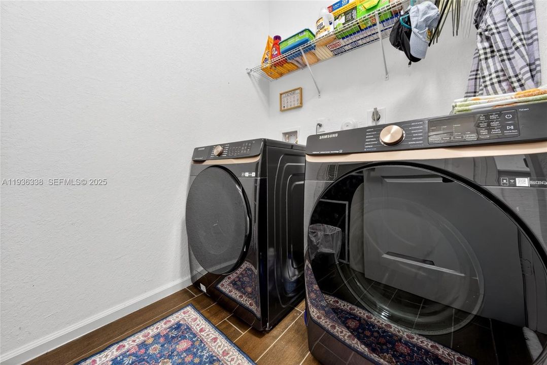 For Sale: $409,000 (4 beds, 3 baths, 1952 Square Feet)