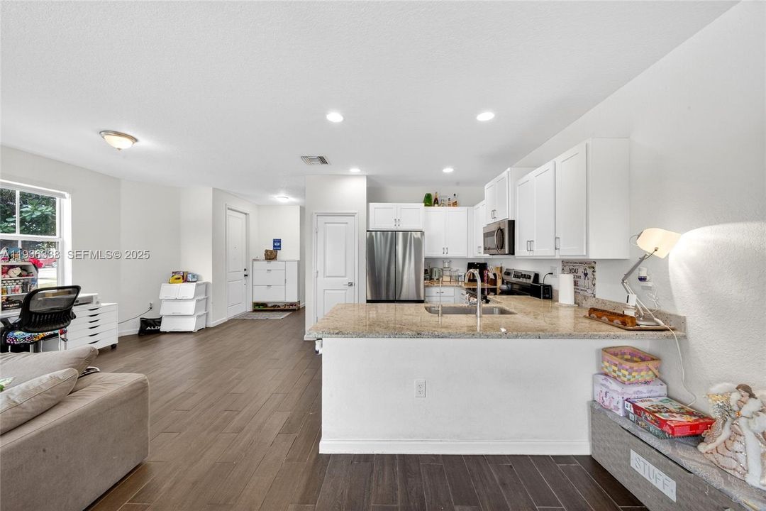 For Sale: $409,000 (4 beds, 3 baths, 1952 Square Feet)