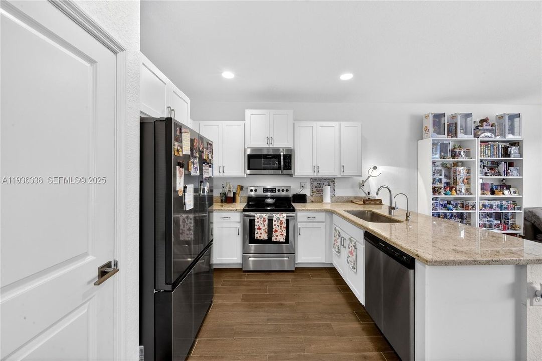 For Sale: $409,000 (4 beds, 3 baths, 1952 Square Feet)