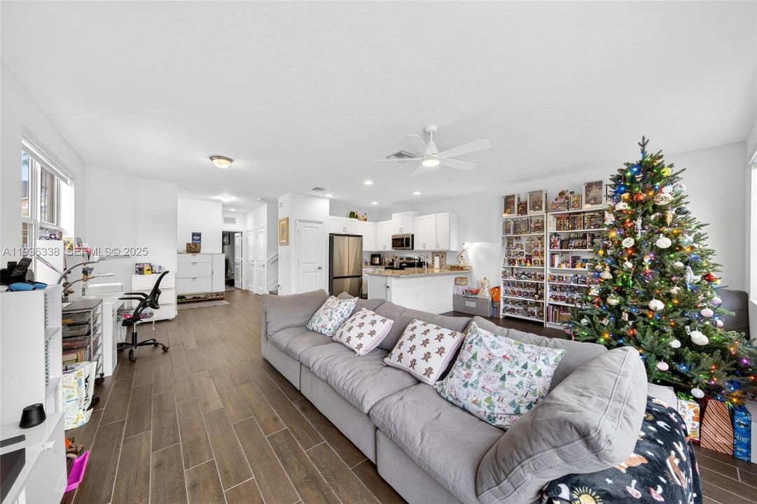 For Sale: $409,000 (4 beds, 3 baths, 1952 Square Feet)