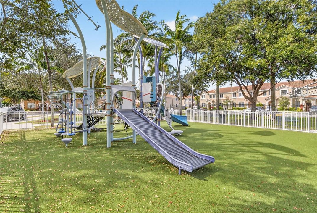 For Sale: $409,000 (4 beds, 3 baths, 1952 Square Feet)