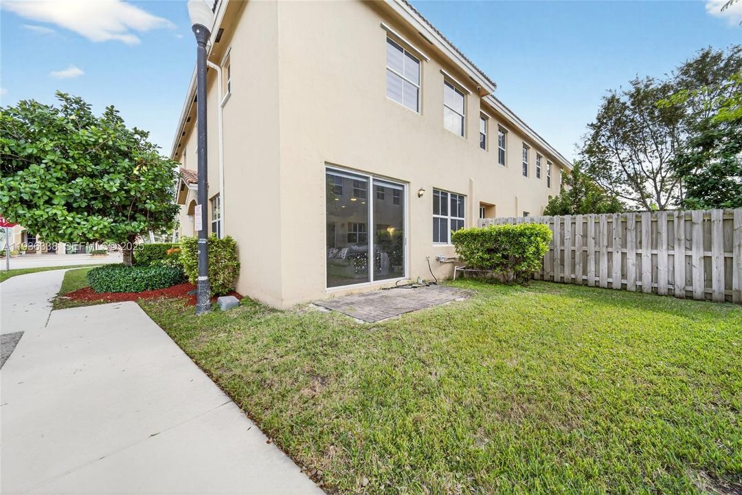 For Sale: $409,000 (4 beds, 3 baths, 1952 Square Feet)