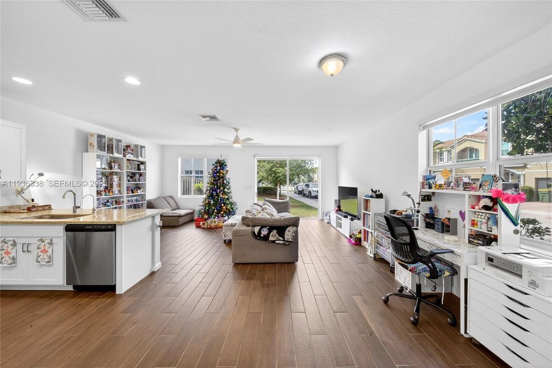 For Sale: $409,000 (4 beds, 3 baths, 1952 Square Feet)