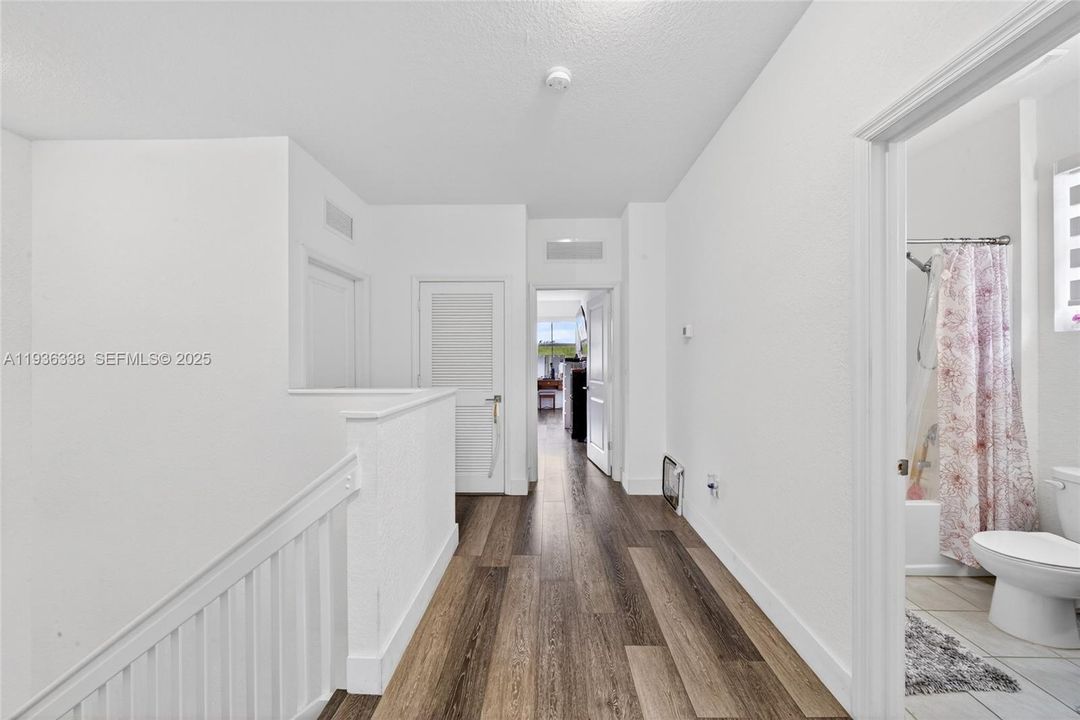 For Sale: $409,000 (4 beds, 3 baths, 1952 Square Feet)