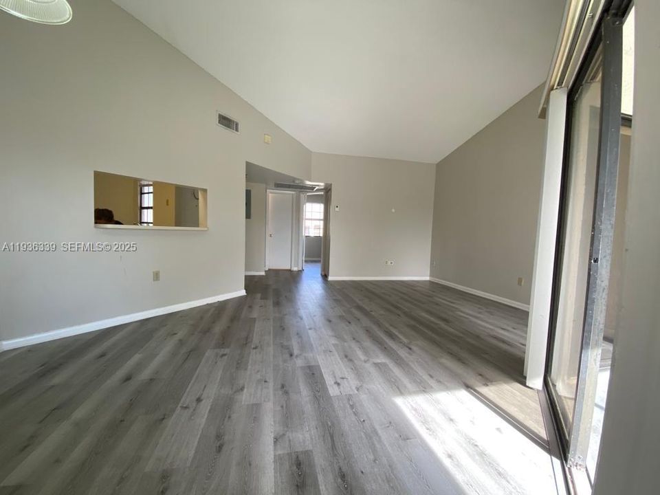 出租: $2,000 (2 贝兹, 2 浴室, 970 平方英尺)