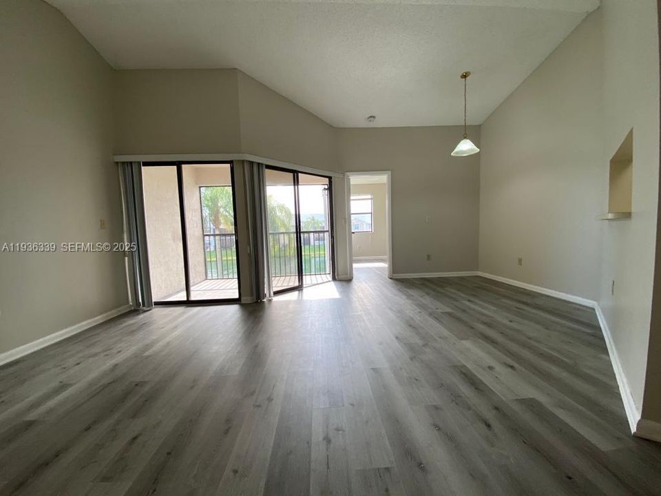 出租: $2,000 (2 贝兹, 2 浴室, 970 平方英尺)