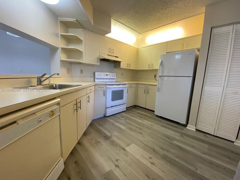 出租: $2,000 (2 贝兹, 2 浴室, 970 平方英尺)