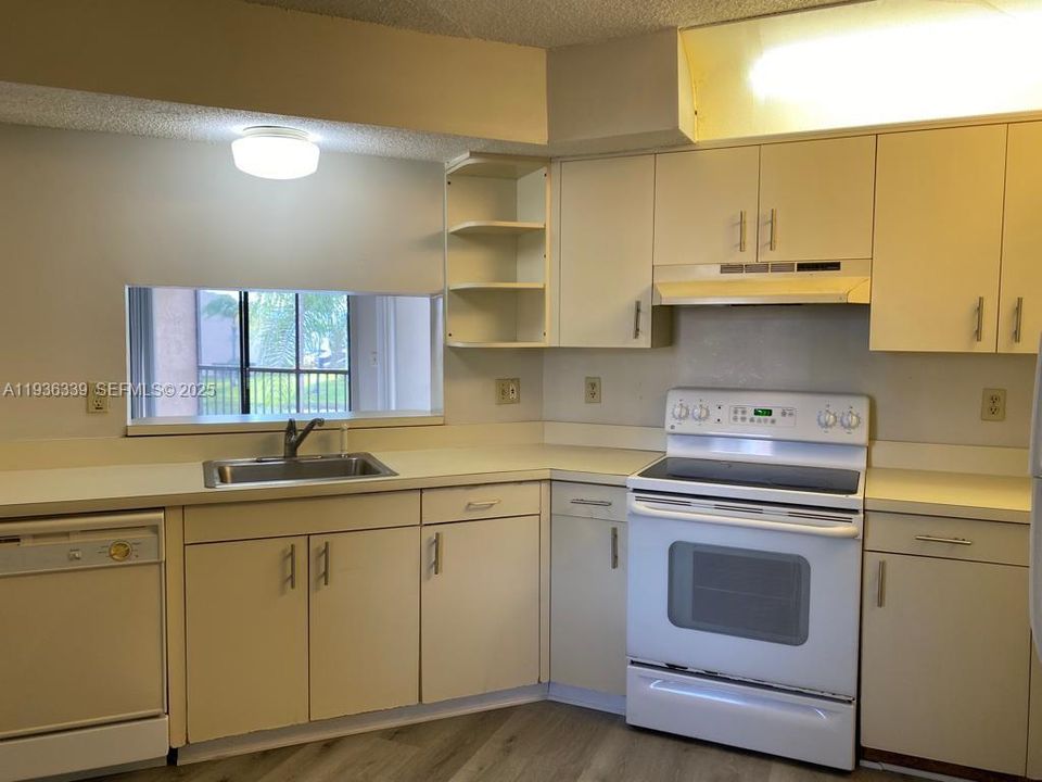 出租: $2,000 (2 贝兹, 2 浴室, 970 平方英尺)