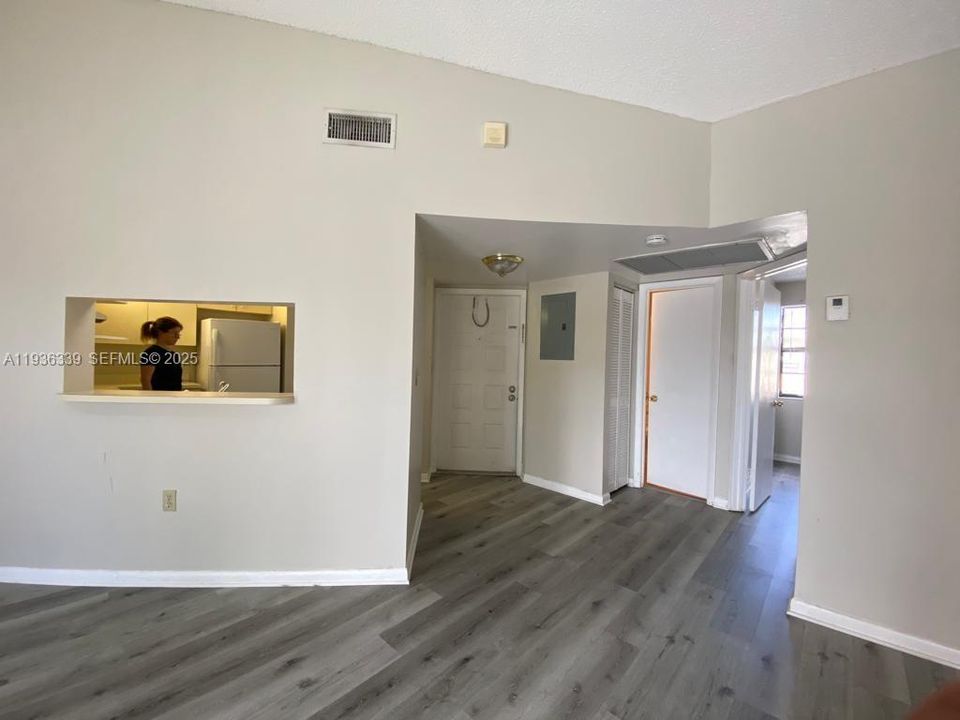 出租: $2,000 (2 贝兹, 2 浴室, 970 平方英尺)