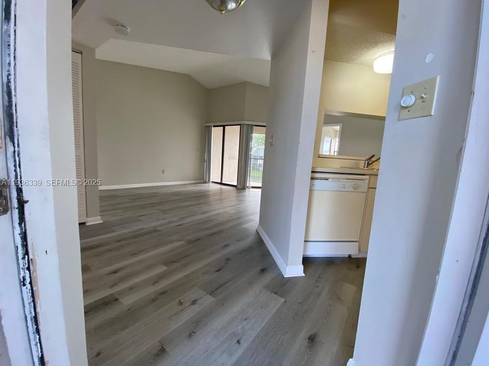 出租: $2,000 (2 贝兹, 2 浴室, 970 平方英尺)