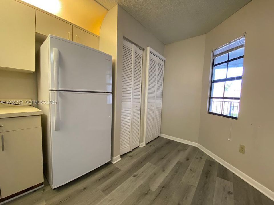 出租: $2,000 (2 贝兹, 2 浴室, 970 平方英尺)