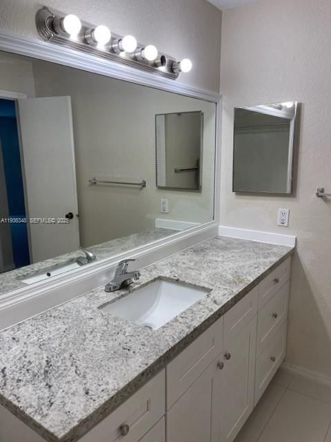 For Rent: $1,600 (1 beds, 1 baths, 712 Square Feet)