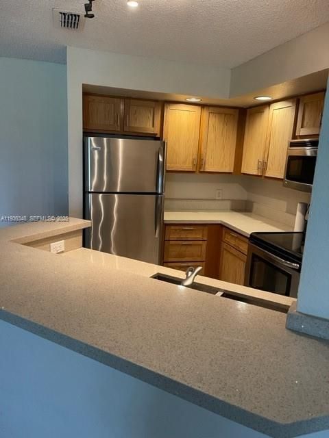 For Rent: $1,600 (1 beds, 1 baths, 712 Square Feet)