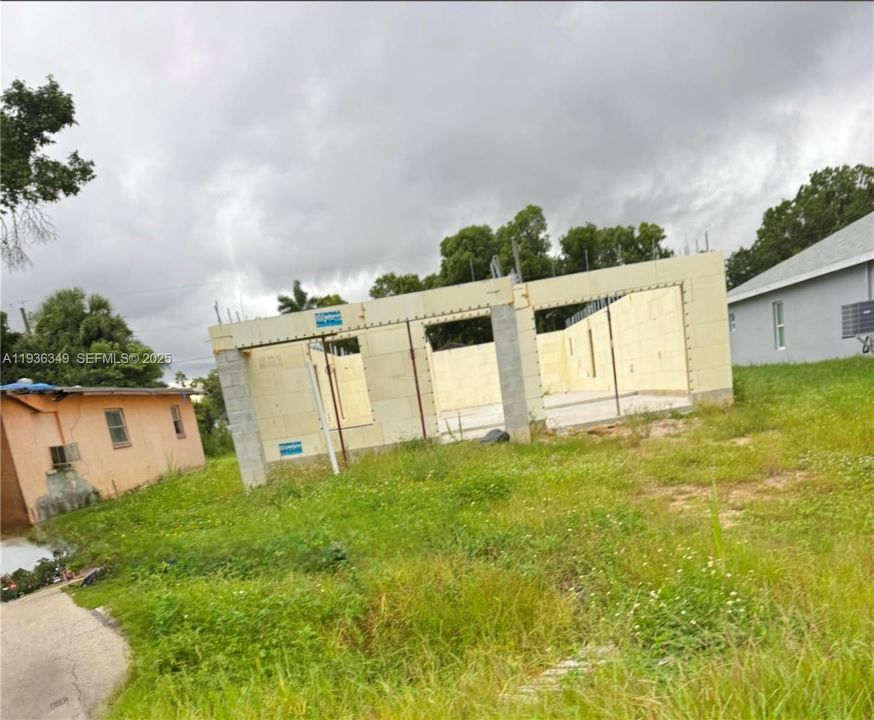 На продажу: $129,000 (0.16 acres)