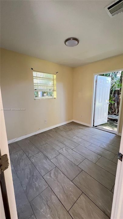 For Rent: $1,900 (2 beds, 1 baths, 4254 Square Feet)