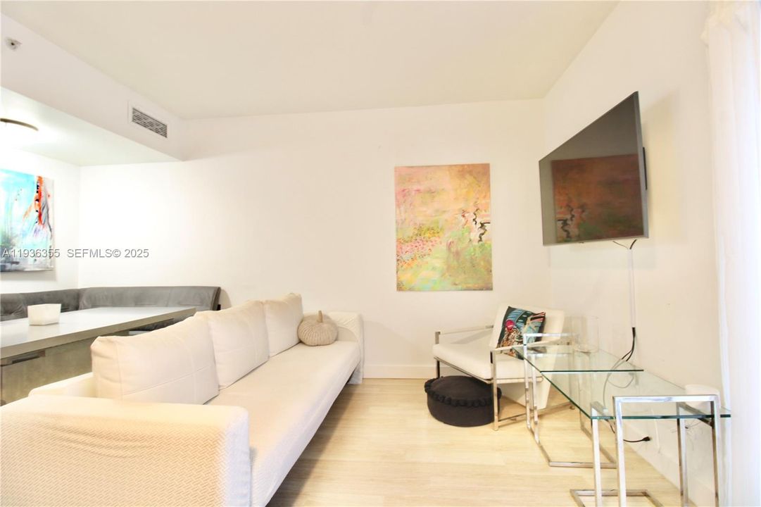 For Rent: $2,400 (1 beds, 1 baths, 651 Square Feet)