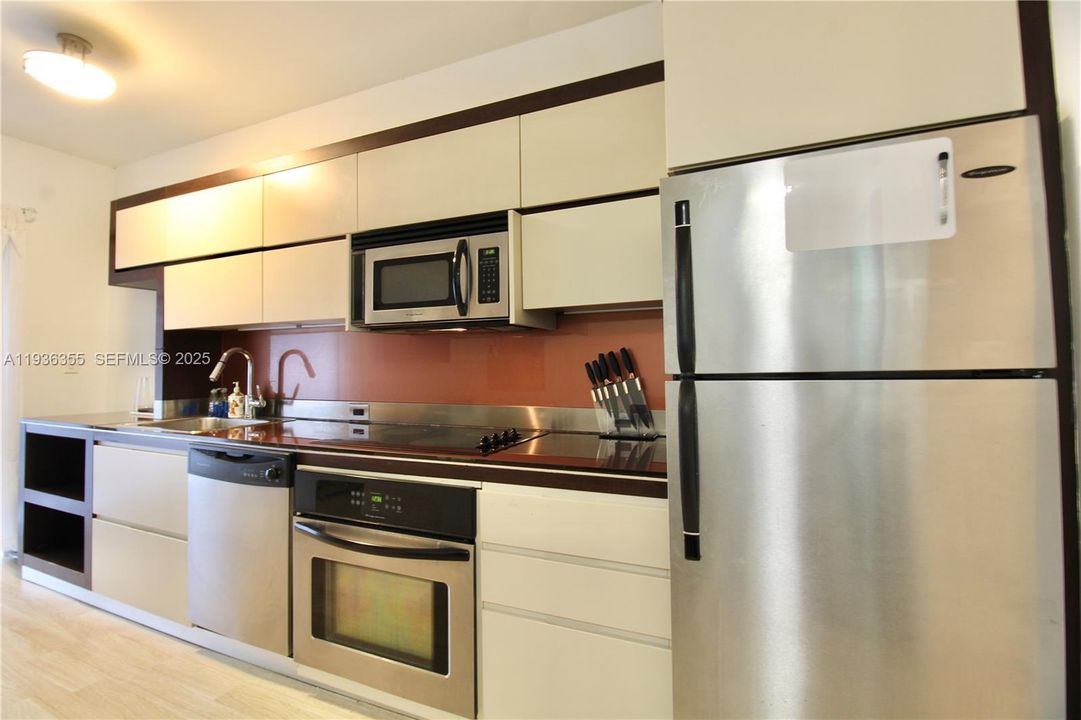 For Rent: $2,400 (1 beds, 1 baths, 651 Square Feet)