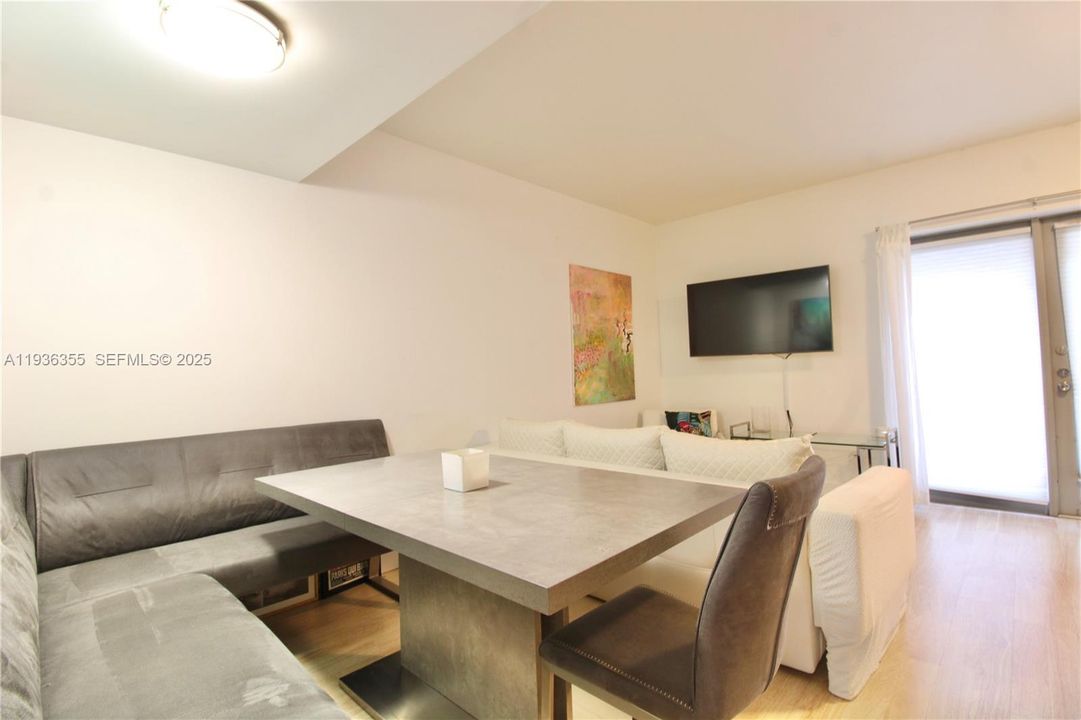 For Rent: $2,400 (1 beds, 1 baths, 651 Square Feet)