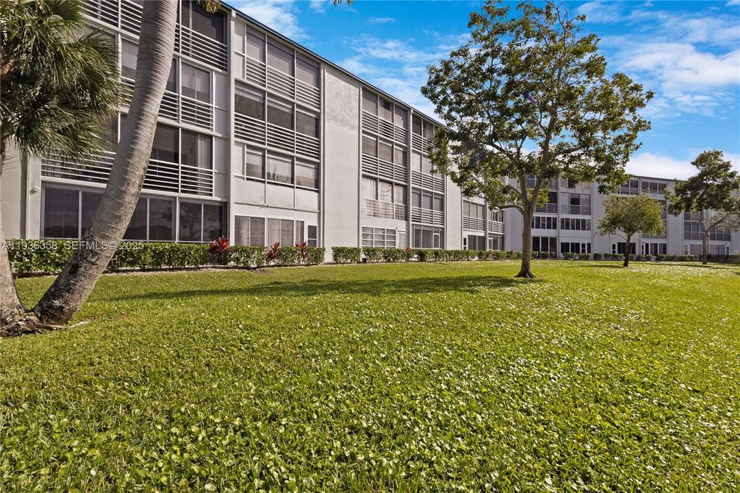 For Sale: $138,000 (2 beds, 2 baths, 896 Square Feet)