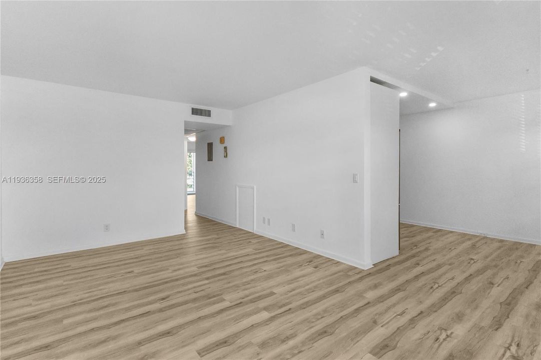 For Sale: $138,000 (2 beds, 2 baths, 896 Square Feet)