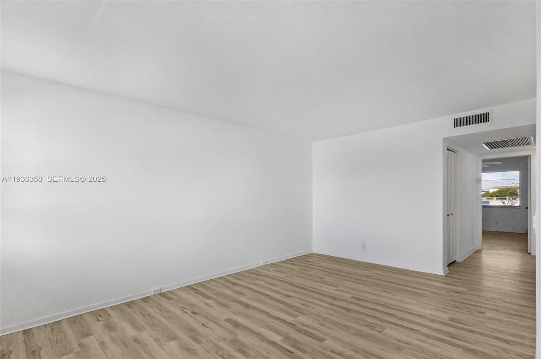 For Sale: $138,000 (2 beds, 2 baths, 896 Square Feet)