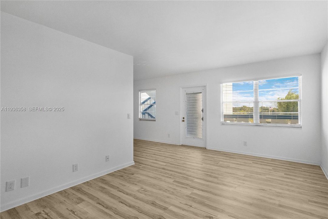 For Sale: $138,000 (2 beds, 2 baths, 896 Square Feet)