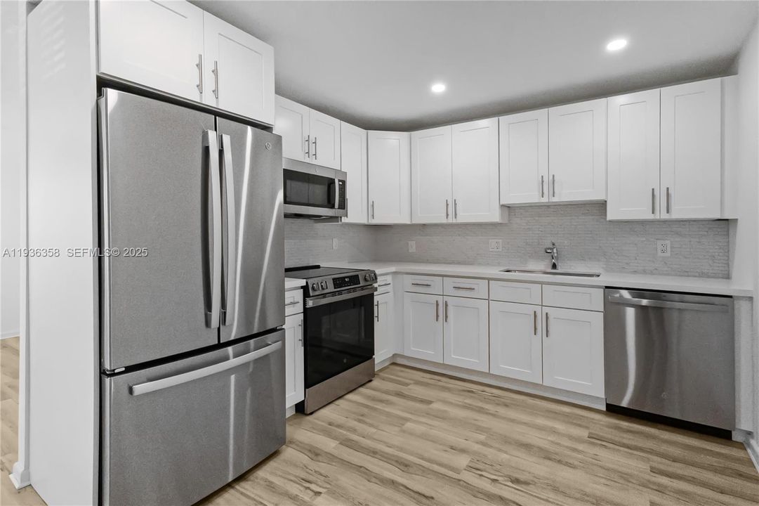 For Sale: $138,000 (2 beds, 2 baths, 896 Square Feet)