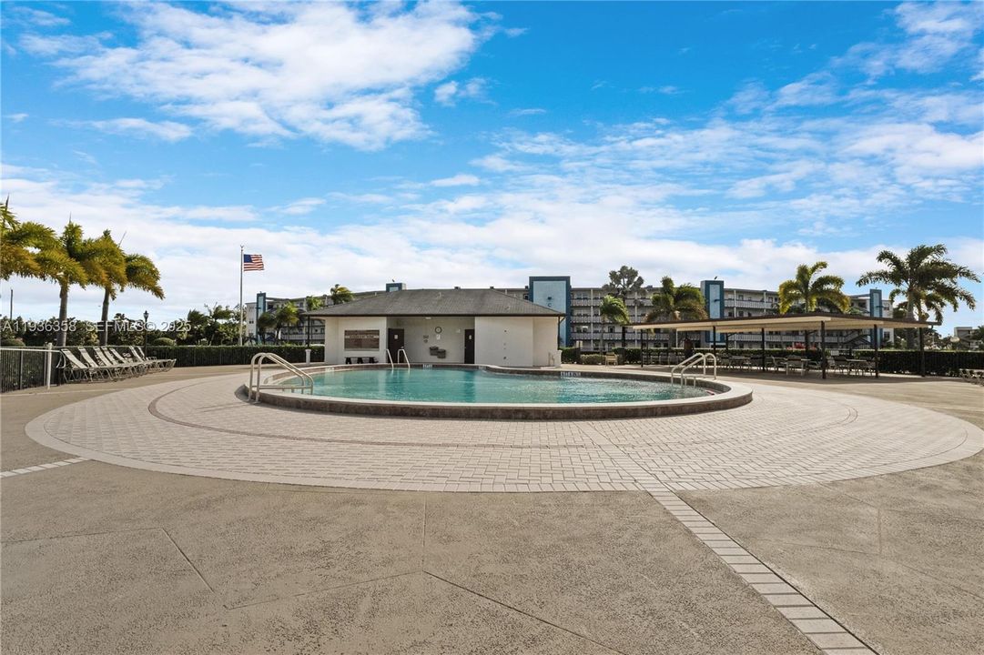 For Sale: $138,000 (2 beds, 2 baths, 896 Square Feet)