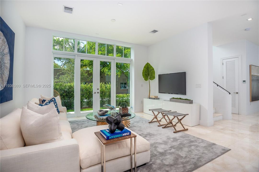 En Renta: $11,500 (3 camas, 2 baños, 2728 Pies cuadrados)