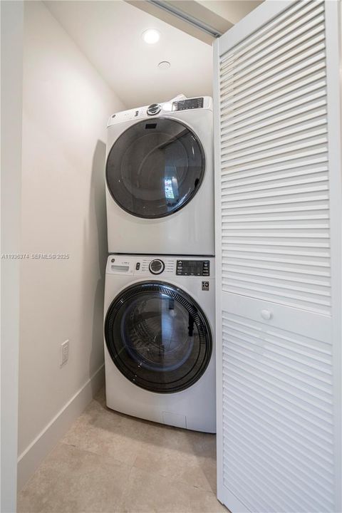 В аренду: $4,750 (3 спален, 3 ванн, 1465 Квадратных фут)