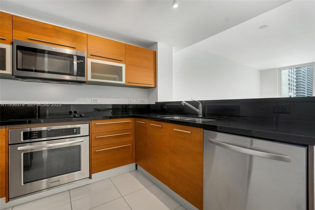 В аренду: $2,800 (1 спален, 1 ванн, 806 Квадратных фут)