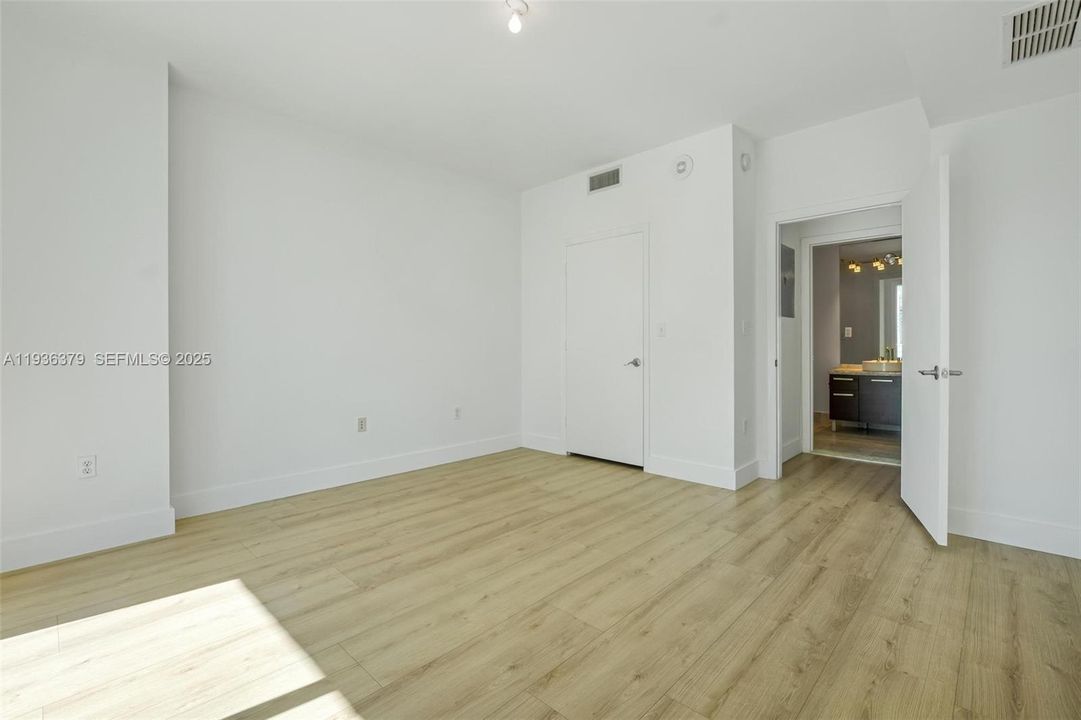 В аренду: $2,800 (1 спален, 1 ванн, 806 Квадратных фут)