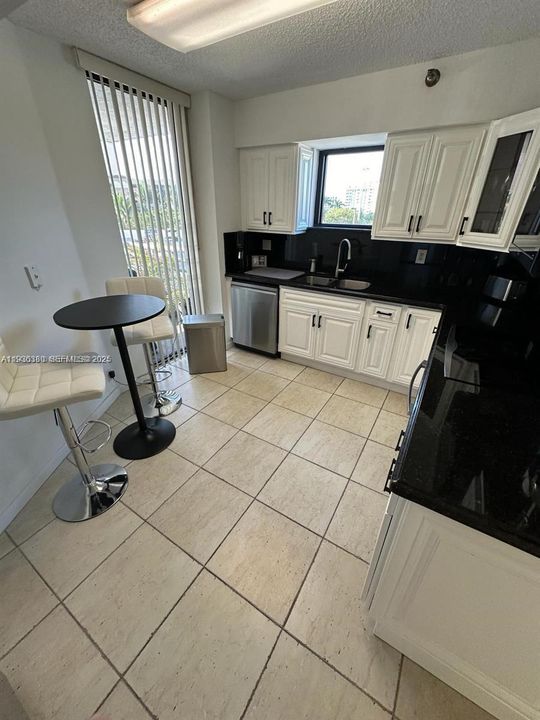 待售: $375,000 (2 贝兹, 2 浴室, 1302 平方英尺)